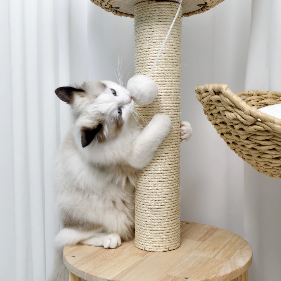 Arbre à chat en bois avec paniers tressés et griffoir en sisal 111 cm