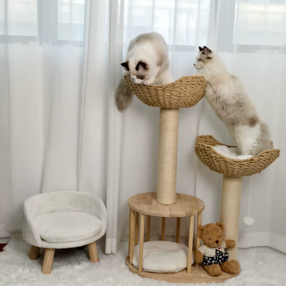 Arbre à chat en bois avec paniers tressés et griffoir en sisal 111 cm
