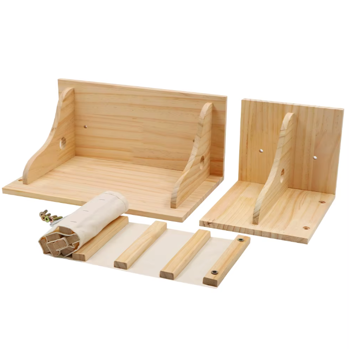 Parcours mural pour chat avec niches en bois, plateformes et pont suspendu