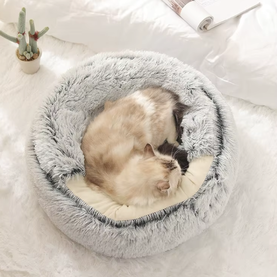 Panier chat semi-fermé en peluche avec ouverture frontale